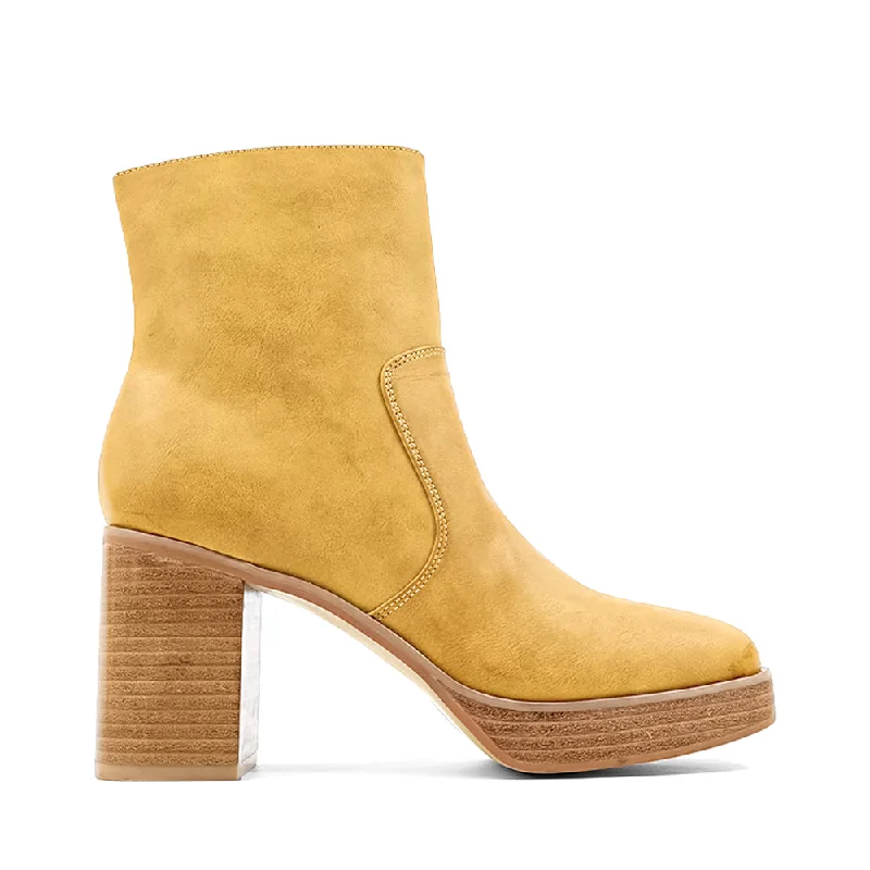 Vernita Round Toe Platform Boots